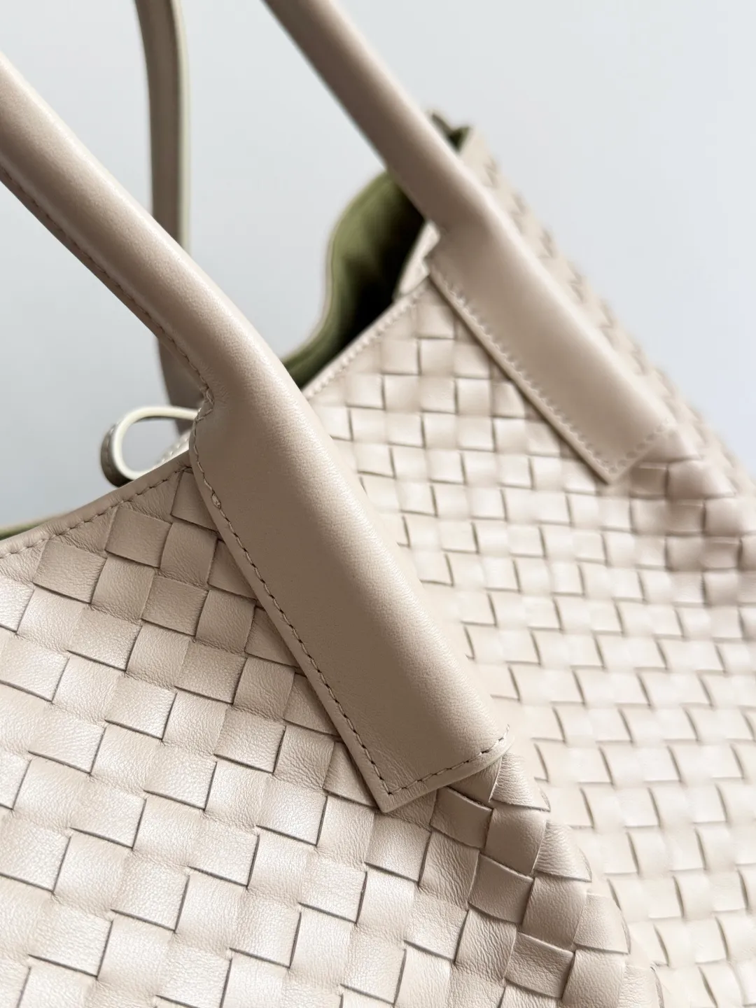 Batch 2660 Bottega Veneta 2025 new product PINACOTECA bag, iconic weaving process, skillfully crafted with 10mm Intrecciato process and equipped with suede lining. Four small strips of leather add character to the design and make the bag more stable. Relaxed yet sophisticated, casual yet refined, suede lining and double-sided design, suitable for shoulder and hand carry. The four straps can be adjusted into different shapes. One pack can be switched between two uses, easily integrating into your daily rhythm. Style number: 817166 Size: 43*23*17.5cm